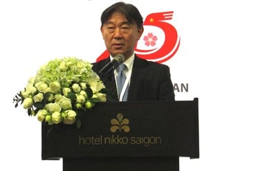 Ông Suzuki Yasuhiro – Thứ trưởng phụ trách Y tế của Bộ Lao động và Phúc lợi – phát biểu tại tiệc mừng.