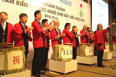 Sau nghi thức đập thùng rượu, ông Ohtomo Kuni – Hiệu trưởng trường Đại học Quốc tế Y tế và Phúc lợi nâng ly chúc mừng cùng quan khách hai nước.