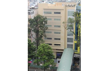 Tòa nhà Trung tâm kiểm tra sức khỏe Chợ Rẫy Việt Nhật – HECI (ảnh chụp từ Bệnh viện Chợ Rẫy, đối diện).