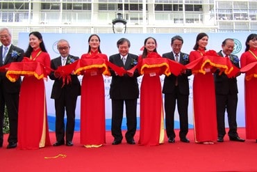 Đại biểu cắt băng khánh thành (từ trái qua): Ông Takiguchi Toshio – Giám đốc công ty Canon Medical Systems, ông Ohtomo Kuni – Hiệu trưởng trường Đại học Quốc tế Y tế và Phúc lợi, ông Takagi Kuniori – Chủ tịch trường Đại học quốc tế Y tế và Phúc lợi, Đại sứ Umeda Kunio, Phó thủ tướng Trương Hòa Bình.