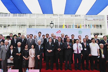 Các vị khách mời chụp ảnh lưu niệm.