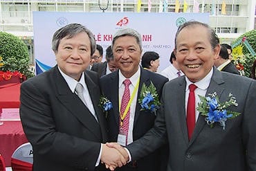 Từ trái qua: Ông Takagi Kuniori - Chủ tịch trường Đại học quốc tế Y tế và Phúc lợi, ông Nguyễn Trường Sơn - Giám đốc Bệnh viện Chợ Rẫy, Phó thủ tướng Trương Hòa Bình trò chuyện sau buổi lễ.