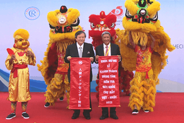 Ông Takagi Kuniori - Chủ tịch trường Đại học quốc tế Y tế và Phúc lợi - chụp ảnh lưu niệm cùng ông Nguyễn Trường Sơn - Giám đốc Bệnh viện Chợ Rẫy.