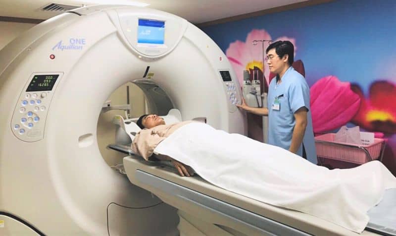 Chụp CT scan cho khách hàng. Chụp CT scan cho khách hàng.