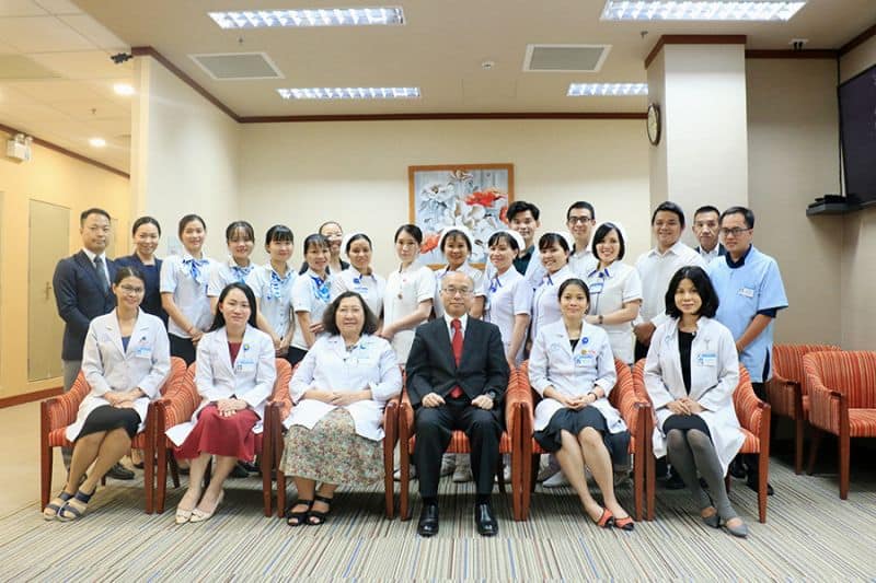 Nhân viên HECI và chuyên gia của trường IUHW. Nhân viên HECI và chuyên gia của trường IUHW.