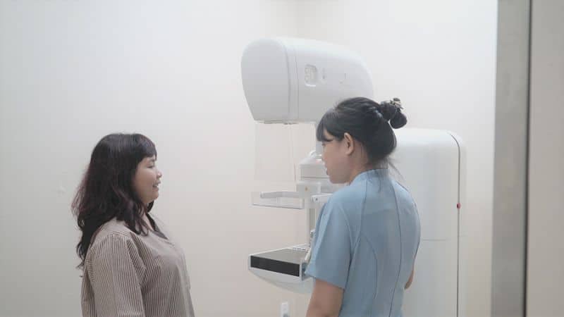 Kỹ thuật viên hướng dẫn và tư vấn khách hàng chụp nhũ ảnh. Kỹ thuật viên hướng dẫn và tư vấn khách hàng chụp nhũ ảnh.
