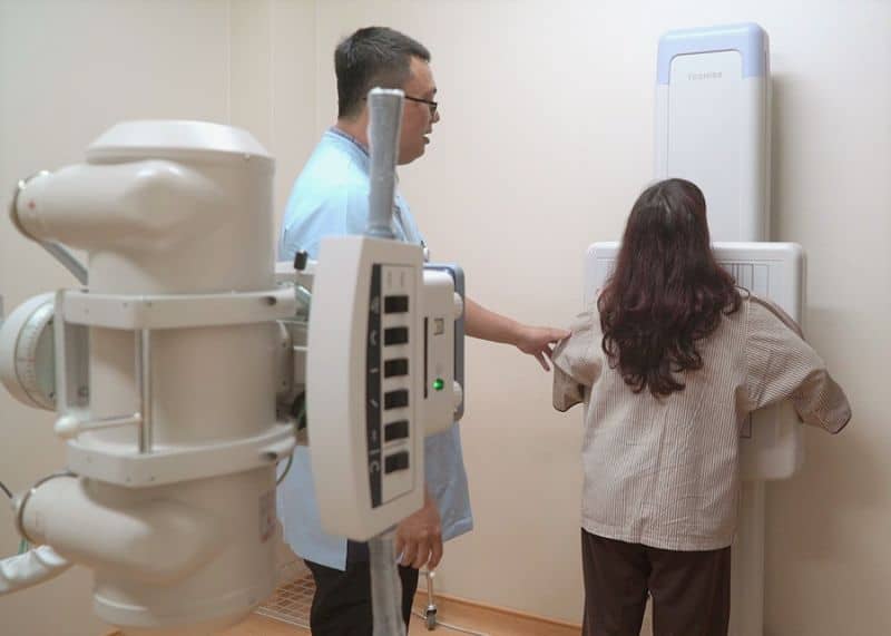 Khách hàng được kiểm tra và chụp X-quang phổi. Khách hàng được kiểm tra và chụp X-quang phổi.